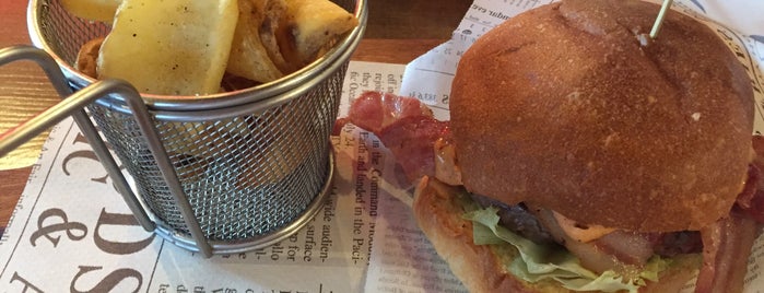 Smoky's Burger & Ribs is one of Tony : понравившиеся места.