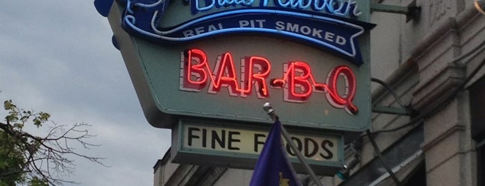 Blue Ribbon BBQ is one of Locais curtidos por Graham.