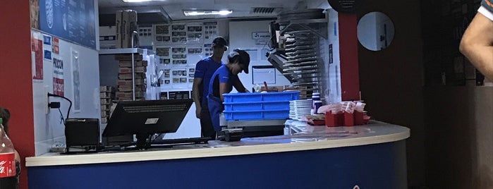 Domino's Pizza is one of Locais salvos de Larissa.