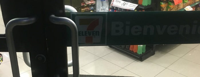7-Eleven is one of Lieux qui ont plu à Maria Isabel.