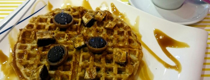 Doc Waffles is one of สถานที่ที่ Helena ถูกใจ.