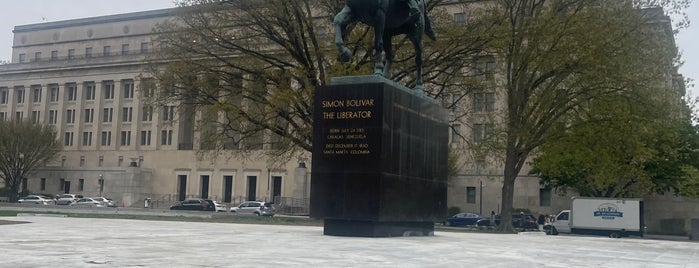 Simon Bolivar Statue is one of สถานที่ที่บันทึกไว้ของ Kimmie.