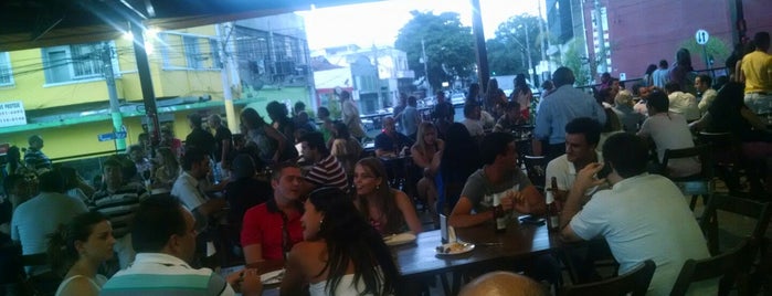 Leblon Prado Bar e Restaurante is one of สถานที่ที่ Paula ถูกใจ.