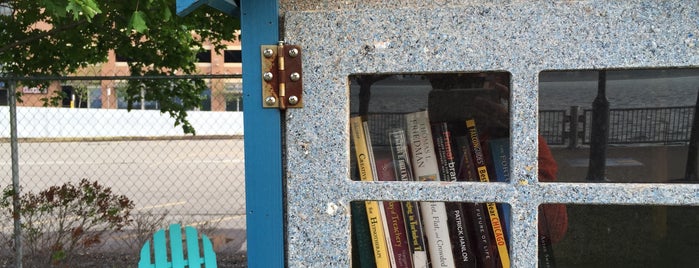 Little Free Library 6815 is one of Tempat yang Disukai Kate.