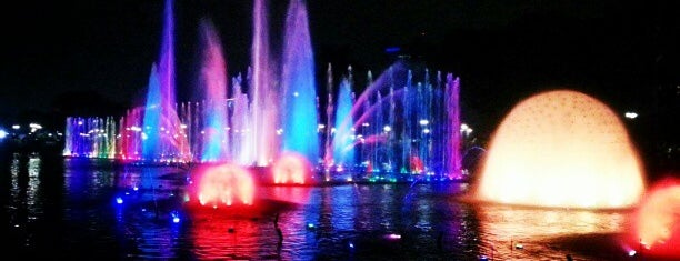 Luneta Dancing Fountain (Lights and Sounds Show) is one of Locais curtidos por Vito.