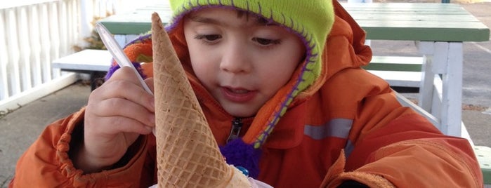 Scoops Ice Cream is one of Lugares favoritos de Kevin.