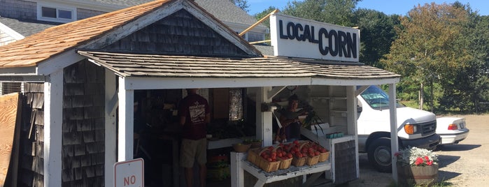 Log Cabin Farm Produce Stand is one of Lugares favoritos de Kate.
