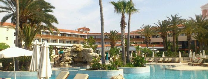 Amathus Beach Hotel Paphos is one of Александр'ın Beğendiği Mekanlar.