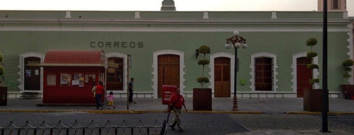 Correos De México is one of Locais curtidos por Leo.