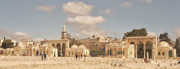 The Temple Mount is one of Tempat yang Disukai Leo.