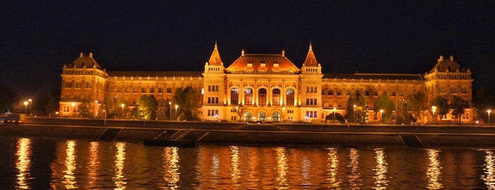 Danubius Hotel Gellért is one of Tempat yang Disukai Leo.