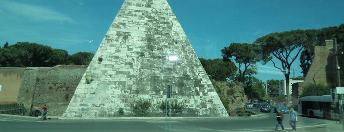 Piramide Cestia is one of Lieux qui ont plu à Leo.