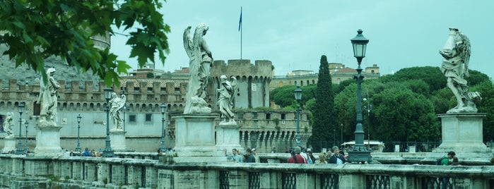 Ponte Sant'Angelo is one of Leoさんのお気に入りスポット.