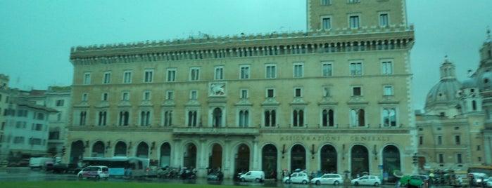 Piazza Venezia is one of Tempat yang Disukai Leo.