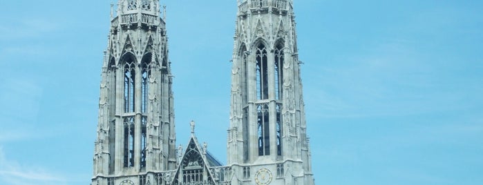 Votivkirche is one of Lugares favoritos de Leo.