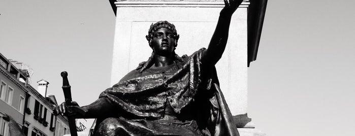 Statua Vittorio Emanuele II is one of Posti che sono piaciuti a Leo.