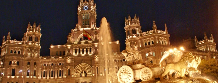 Plaza de Cibeles is one of Lugares favoritos de Leo.