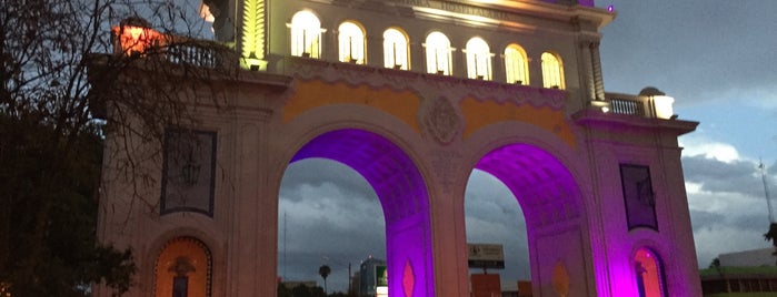 Monumento Arcos Vallarta is one of Locais curtidos por Leo.