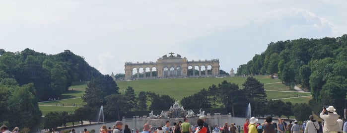 Palacio De Schönbrunn is one of Lugares favoritos de Leo.