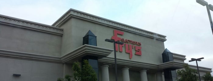 Fry's Electronics is one of สถานที่ที่ Kim ถูกใจ.