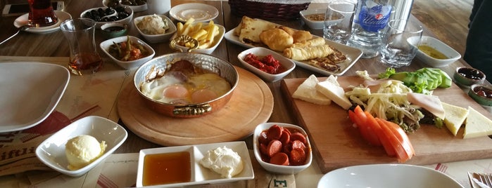 Ege Çiftliği is one of Manisa: Cafè & Restaurant.