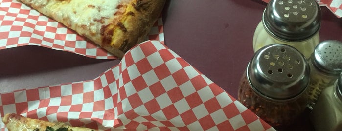 Manhattan Giant Pizza is one of D. : понравившиеся места.