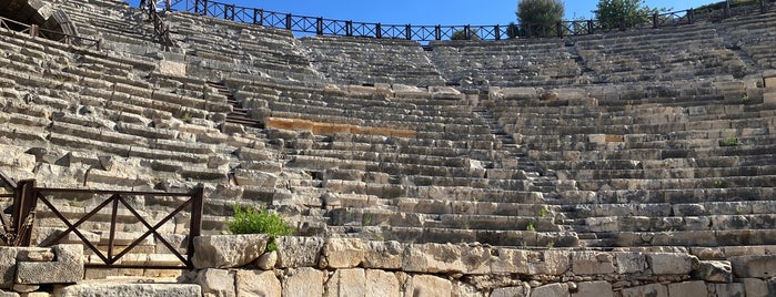 Patara Antik Tiyatro is one of Orte, die Burak gefallen.