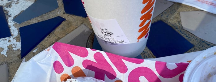 Dunkin' is one of Courtney : понравившиеся места.