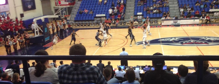 Fau Field House is one of Orte, die Steven gefallen.