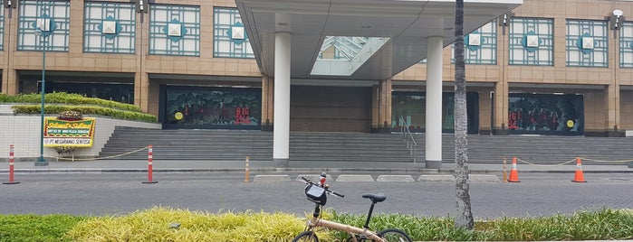 Plaza Senayan (Jl.Asia Afrika no. 8, Jakarta Capital Region) is one of SHOPING MALL.