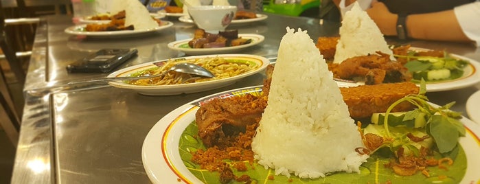 Ayam Bakar Wong Solo is one of kuliner.