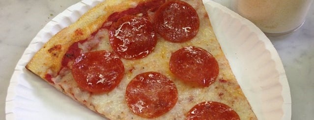 Steve's Pizza is one of Lugares favoritos de h.sarper.