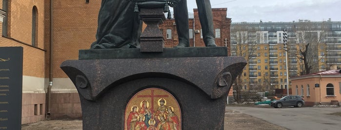 Памятник в честь расстрелянной царской семьи is one of надо.