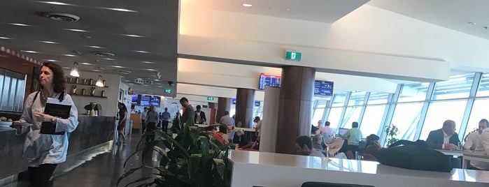 Qantas Chairmans Lounge is one of สถานที่ที่ Josh ถูกใจ.