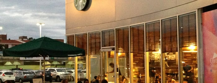 Starbucks is one of Orte, die Estela gefallen.