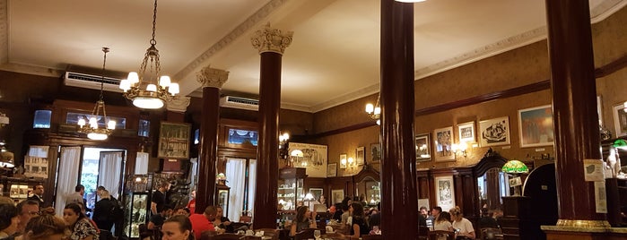 Gran Café Tortoni is one of Fernandoさんのお気に入りスポット.