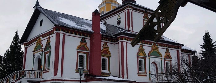 Свято-Троицкий Ново-Голутвин монастырь is one of Места.