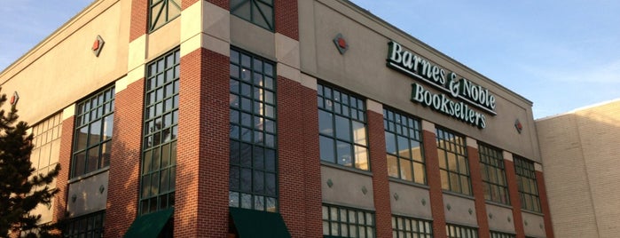 Barnes & Noble is one of สถานที่ที่ Stephanie ถูกใจ.