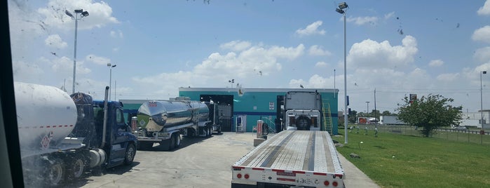 Blue Beacon Truck Wash of Baytown TX is one of Lieux sauvegardés par Amanda🌹.