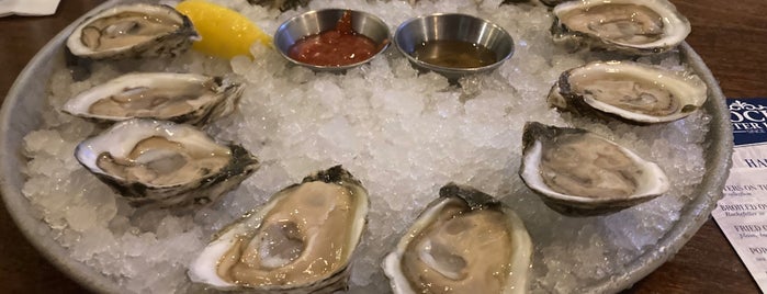 Dock's Oyster House is one of Lugares favoritos de Chris.