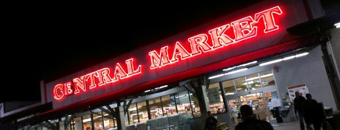 Central Market is one of Lugares favoritos de John.