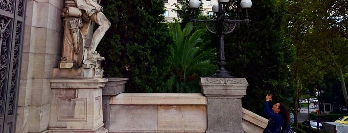 Biblioteca Nacional - Sala de Prensa is one of สถานที่ที่ Oscar ถูกใจ.