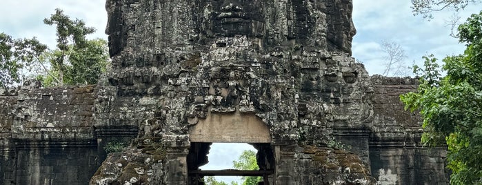 Angkor Thom (អង្គរធំ) is one of Cambodja.