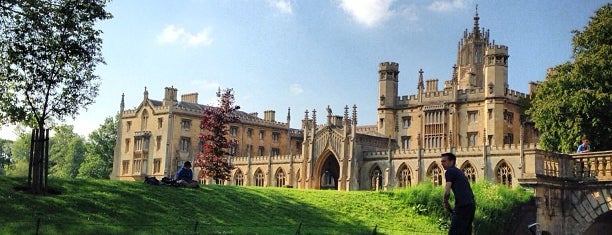 Universidad de Cambridge is one of United Kingdom.