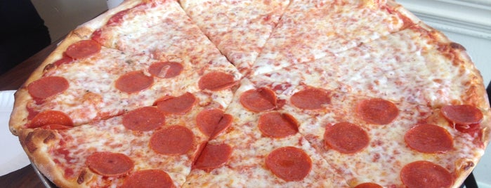 Marozzi’s Pizza is one of Orte, die Helton gefallen.