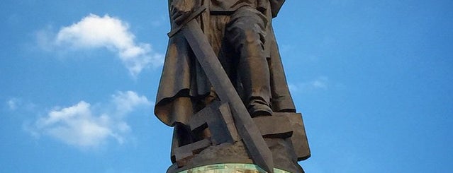 Monumento de Guerra Soviético en Treptower Park is one of Sommer Chillspots.