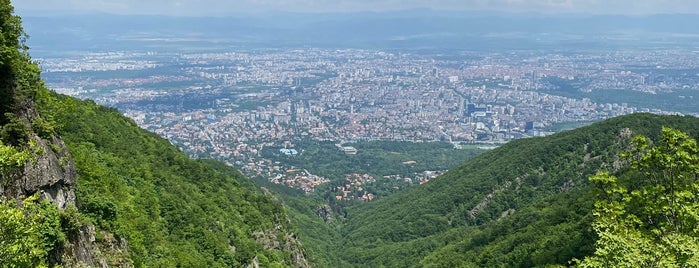 Боянски водопад is one of สถานที่ที่ Jana ถูกใจ.