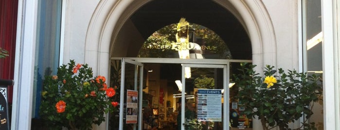 Bookshop Santa Cruz is one of Lieux qui ont plu à IS.