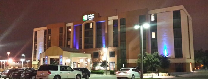 Holiday Inn Express & Suites Dallas Ft. Worth Airport South is one of Tempat yang Disukai Desmond.