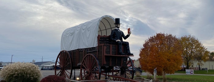 Giant Covered Wagon With Giant President Lincoln is one of Illinois-ish.